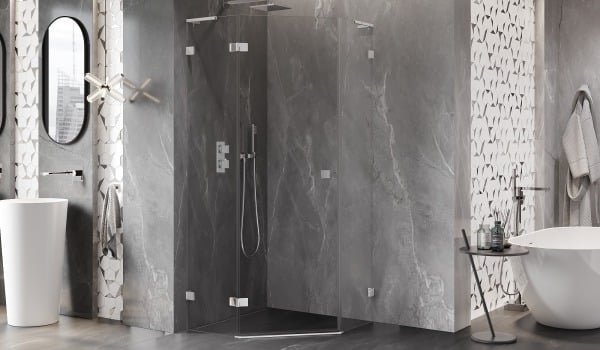 Sivá kúpeľňa inšpirovaná hotelom SPA s päťuholníkovou kabínou