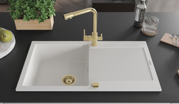 Zlatá kuchynská batéria dodáva interiéru eleganciu